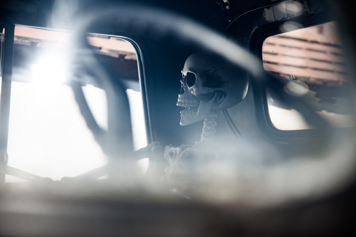 Skelett auf Beifahrersitz